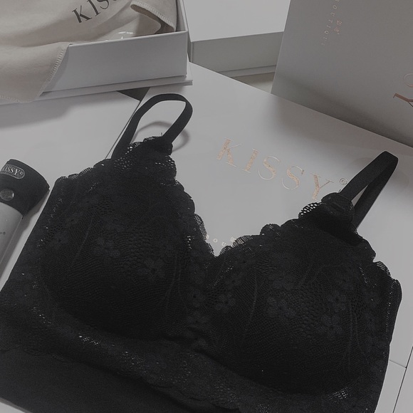 Black lace camisole with build in wireless bra set - Picture 6 of 9